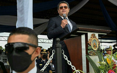 Foto de 10 de dezembro de 2021 do presidente Juan Orlando Hernández durante discurso pela celebração dos 196 anos do Exército de Honduras, no Campo de Parada Marte, em Tegucigalpa
