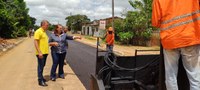 Em Pimenteiras do Oeste, Luizinho Goebel e prefeita Valéria acompanham obras de microrrevestimento asfáltico