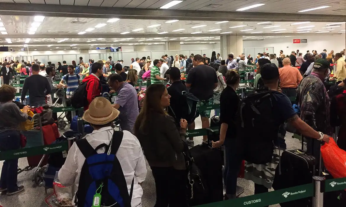 Divulgação/ Sindifisco Guarulhos - Auditores da Receita Federal fazem paralisação e afetam aeroportos pelo país.Os agentes também verificam as bagagens e muitos passageiros têm que esperar (Divulgação/Sindifisco)