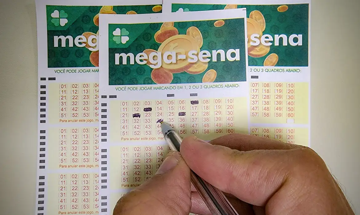 Rafa Neddermeyer/Agência Brasil/ARQUIVO 22/06/2023 - Brasília - Mega-Sena, concurso da Mega-Sena, jogos da Mega-Sena, loteria da Mega-Sena. - Volantes da Mega Sena sendo preenchidos para apostas em casas lotéricas da Caixa. Foto: Rafa Neddermeyer/Agência Brasil/Arquivo