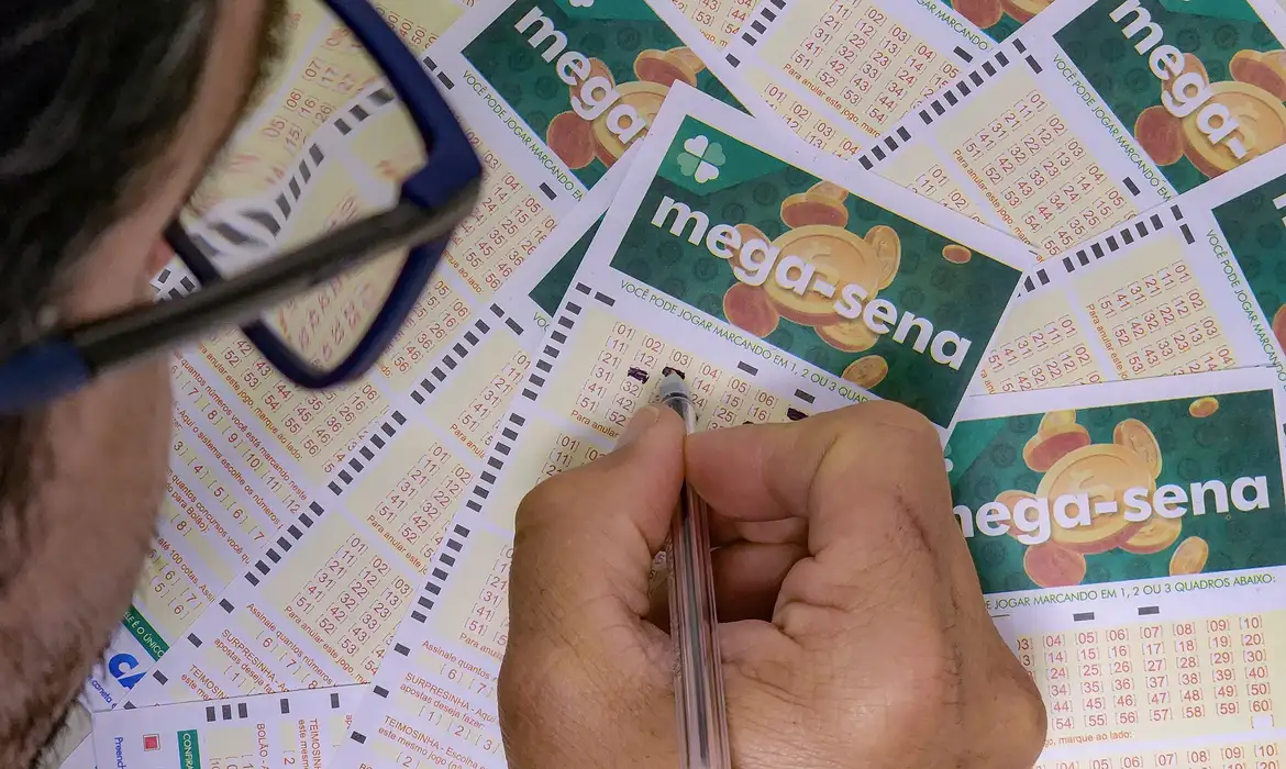 Rafa Neddermeyer/Agência Brasil/ARQUIVO 22/06/2023 - Brasília - Mega-Sena, concurso da Mega-Sena, jogos da Mega-Sena, loteria da Mega-Sena - Volantes da Mega Sena sendo preenchidos para apostas em casas lotéricas da Caixa. Foto: Rafa Neddermeyer/Agência Brasil/Arquivo