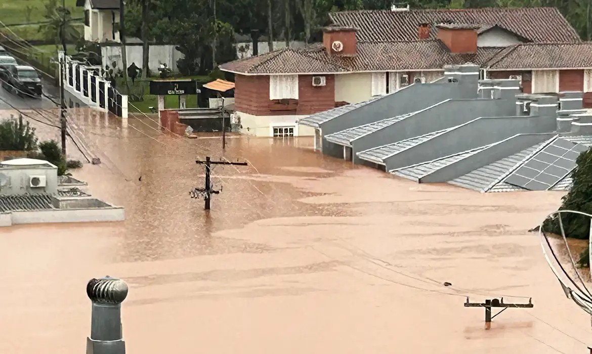 Sobe para 83 número de mortes no Rio Grande do Sul pelas fortes chuvas
