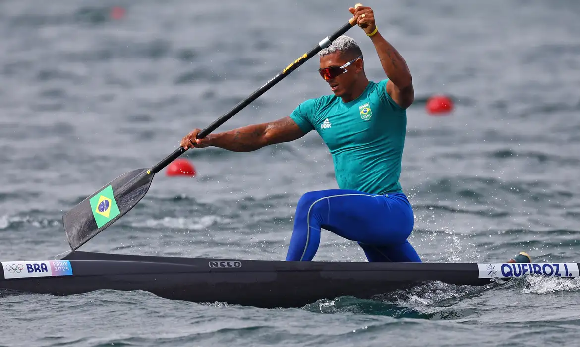 Paris 2024 Olympics - Sprint Canoe - Men's Canoe Single 1000m Semifinal 1 - Vaires-sur-Marne Nautical Stadium - Flatwater, Vaires-sur-Marne, France - August 09, 2024. Isaquias Guimaraes Queiroz of Brazil in action. REUTERS/Molly Darlington