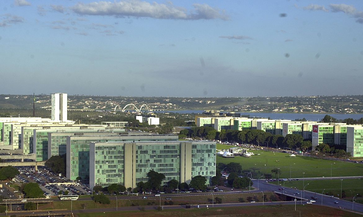 MARCELLO CASAL JR Número de servidores públicos estaduais diminuiu 5% em três anos