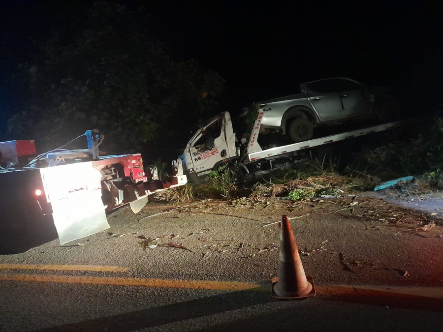 Caminhão guincho que levava picape envolvida em acidente fatal em Colorado, tomba próximo a Vilhena.
