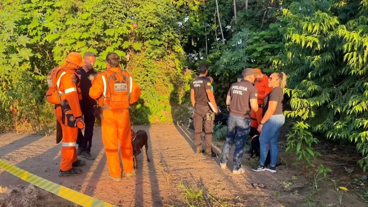 Policiais do DHPP e bombeiros do Ceará durante atendimento da ocorrência | FOTO: Ivan Lima/ TV Meio