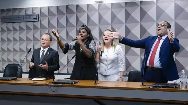 Parlamentares durante evento que instituiu a Frente Parlamentar Evangélica no Senado, em 15 de março de 2023