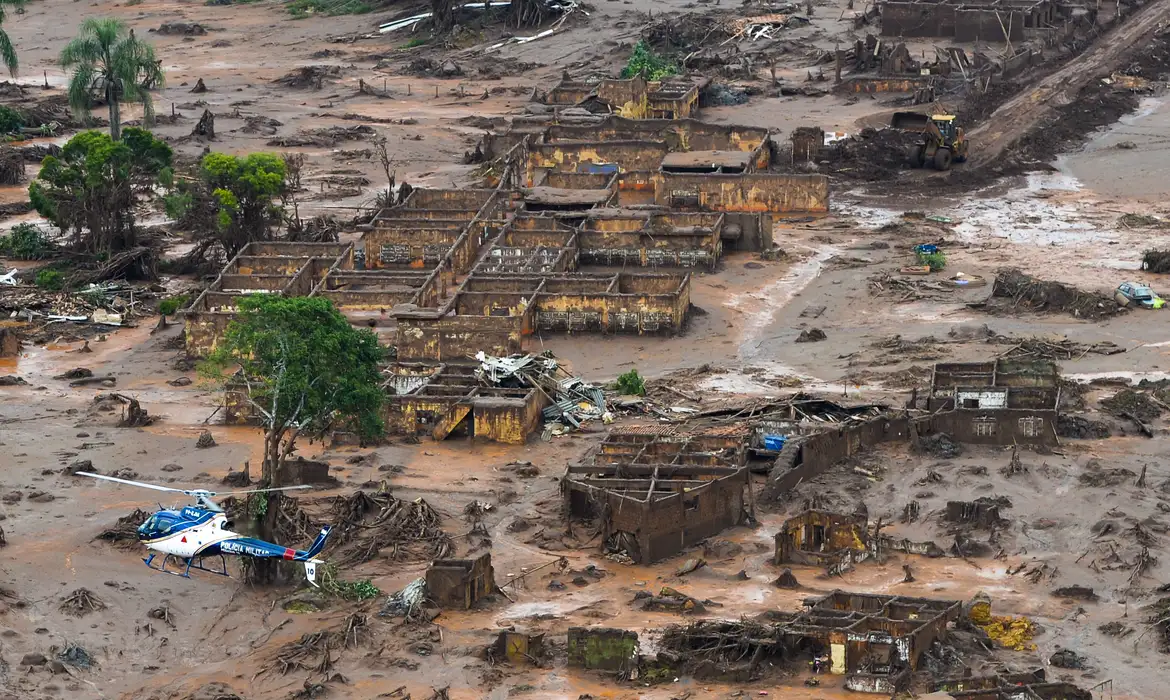 Antonio Cruz/ Agência Brasil Agência Brasil 30 Anos - Área afetada pelo rompimento de barragem no distrito de Bento Rodrigues, zona rural de Mariana, em Minas Gerais