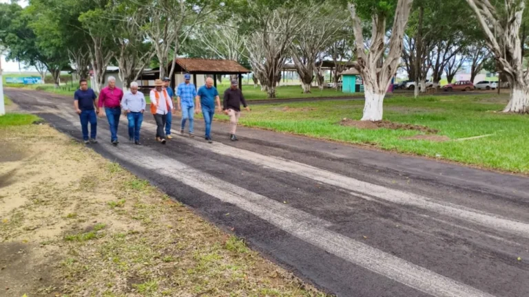 Ezequiel Neiva vistoria obras de microrrevestimento asfáltico em Machadinho do Oeste