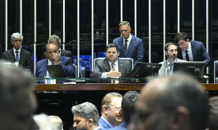 Plenário do Senado Federal durante sessão deliberativa ordinária. Ordem do dia. Na pauta, o substitutivo da Câmara ao PL 3.824/2023, que institui a Política Nacional de Indução à Docência na Educação Básica - Mais Professores para o Brasil. Mesa: senador Eduardo Gomes (PL-TO); presidente do Senado Federal, senador Davi Alcolumbre (União-AP); secretário-geral da Mesa do Senado Federal, Danilo Augusto Barboza de Aguiar. Foto: Carlos Moura/Agência Senado