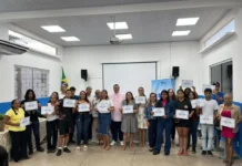 Vereador Thiago Tezzari entrega certificados de cursos profissionalizantes a alunos de Jaci-Paraná