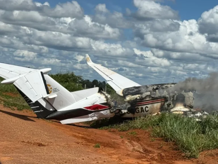 Aeronave da família Carvalho cai e pega fogo em Extrema, na fronteira entre RO e AC; não houve feridos graves