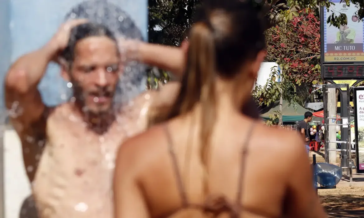 Brasília (DF), 22/08/2025 - Pessoas no Parque da Cidade com o calor e a baixa umidade. Foto: Bruno Peres/Agência Brasil