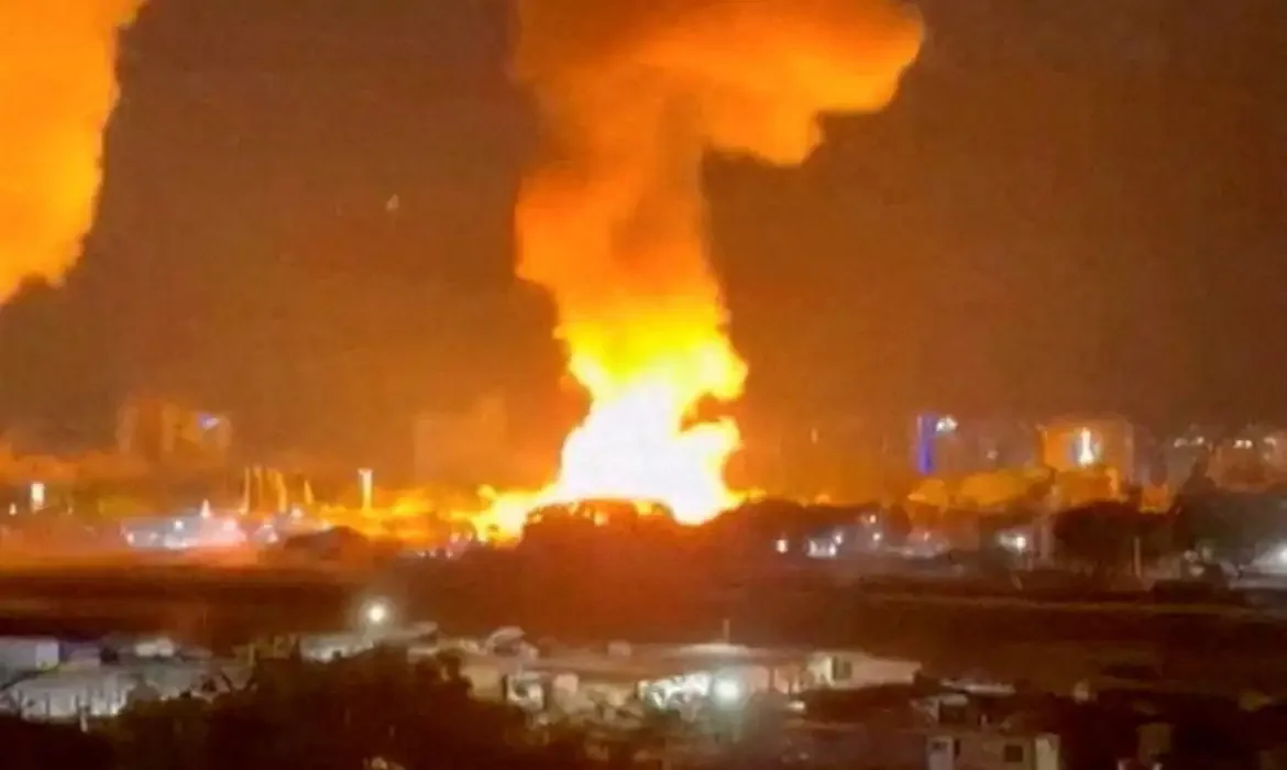 Vídeo Obtido pela Reuters/via REUTERS Fumaça sobe após múltiplas explosões em Caracas
03/01/2026 Vídeo Obtido pela Reuters/via REUTERS