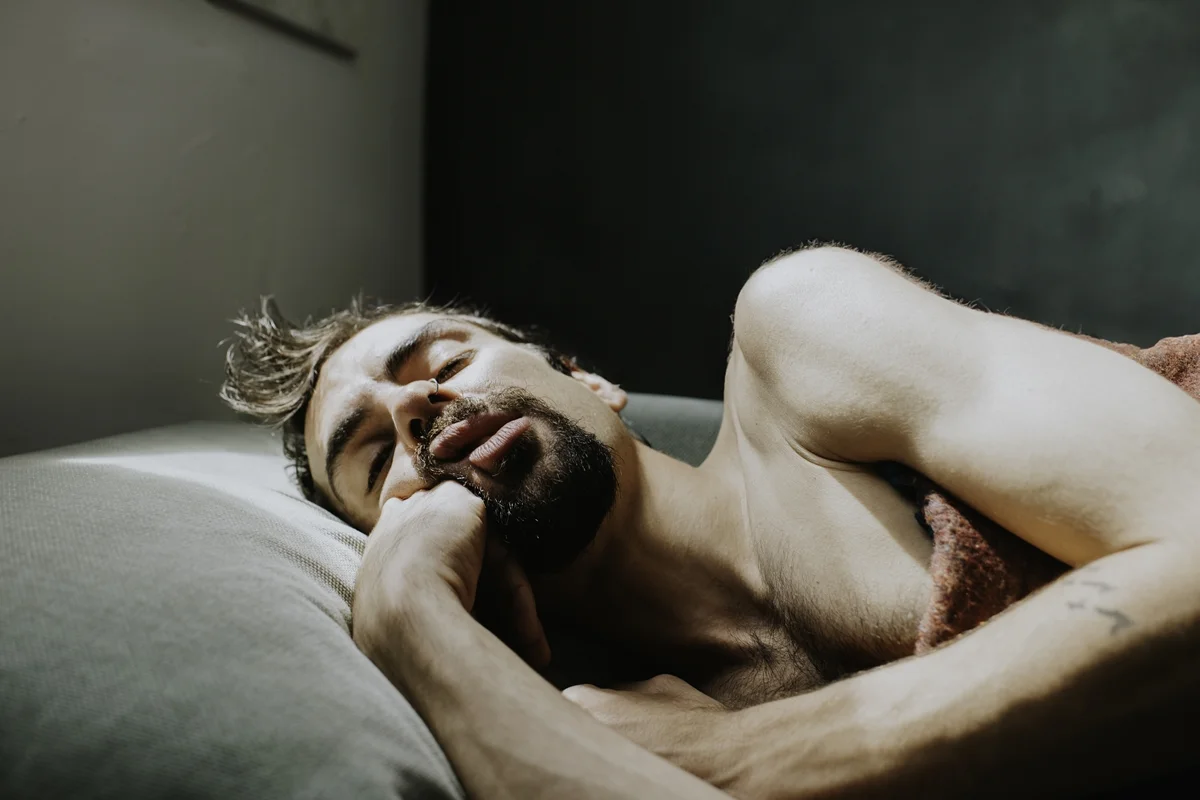 Imagem mostra homem dormindo com a mão no rosto - Metrópoles