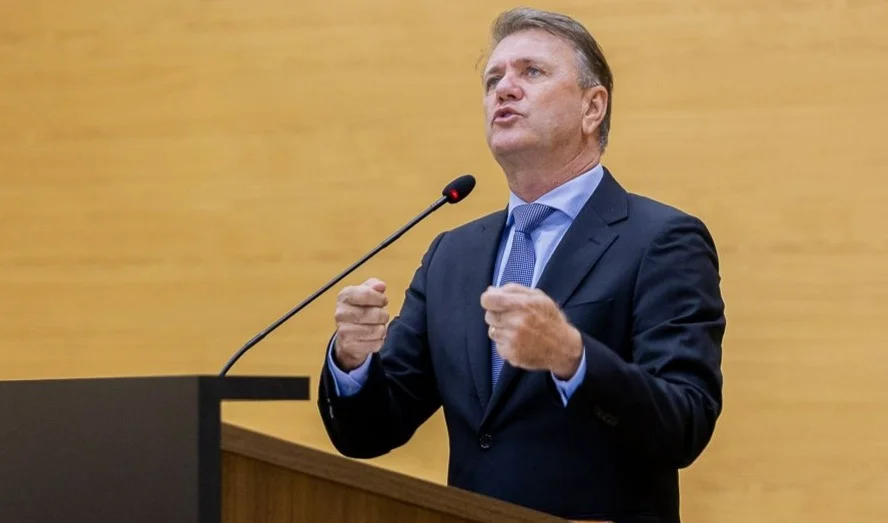 ALTO ALEGRE DOS PARECIS: Recurso destinado por Luizinho Goebel garante aquisição de van para demandas da educação