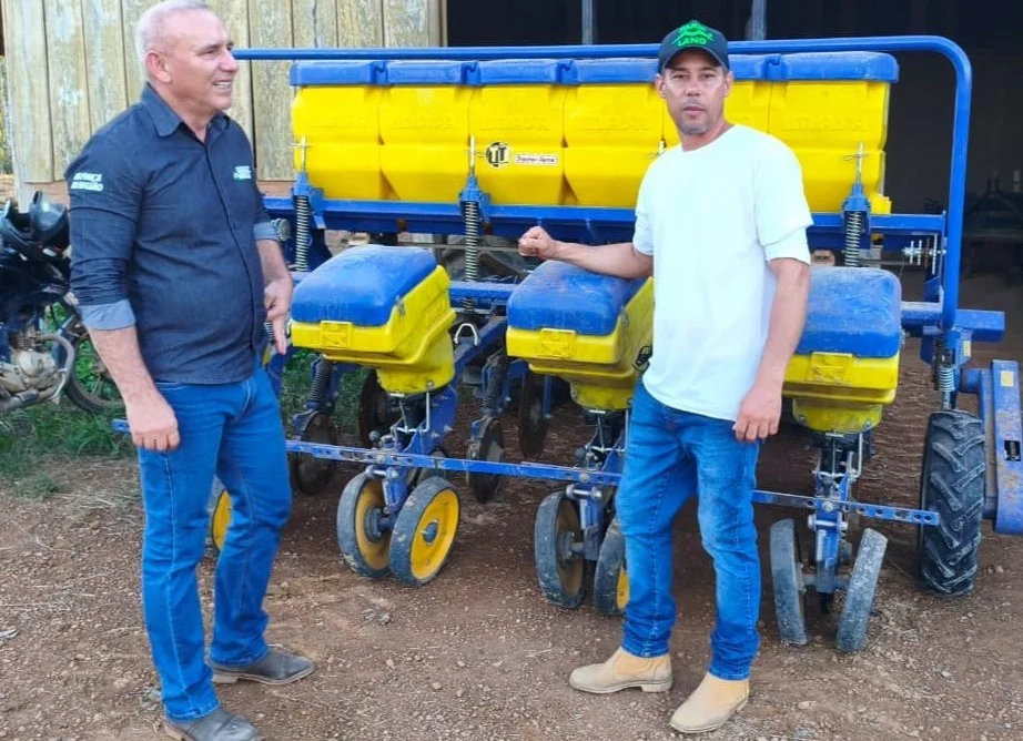 Ação do deputado Ezequiel Neiva garante plantadeira e empacotadora aos produtores em Machadinho