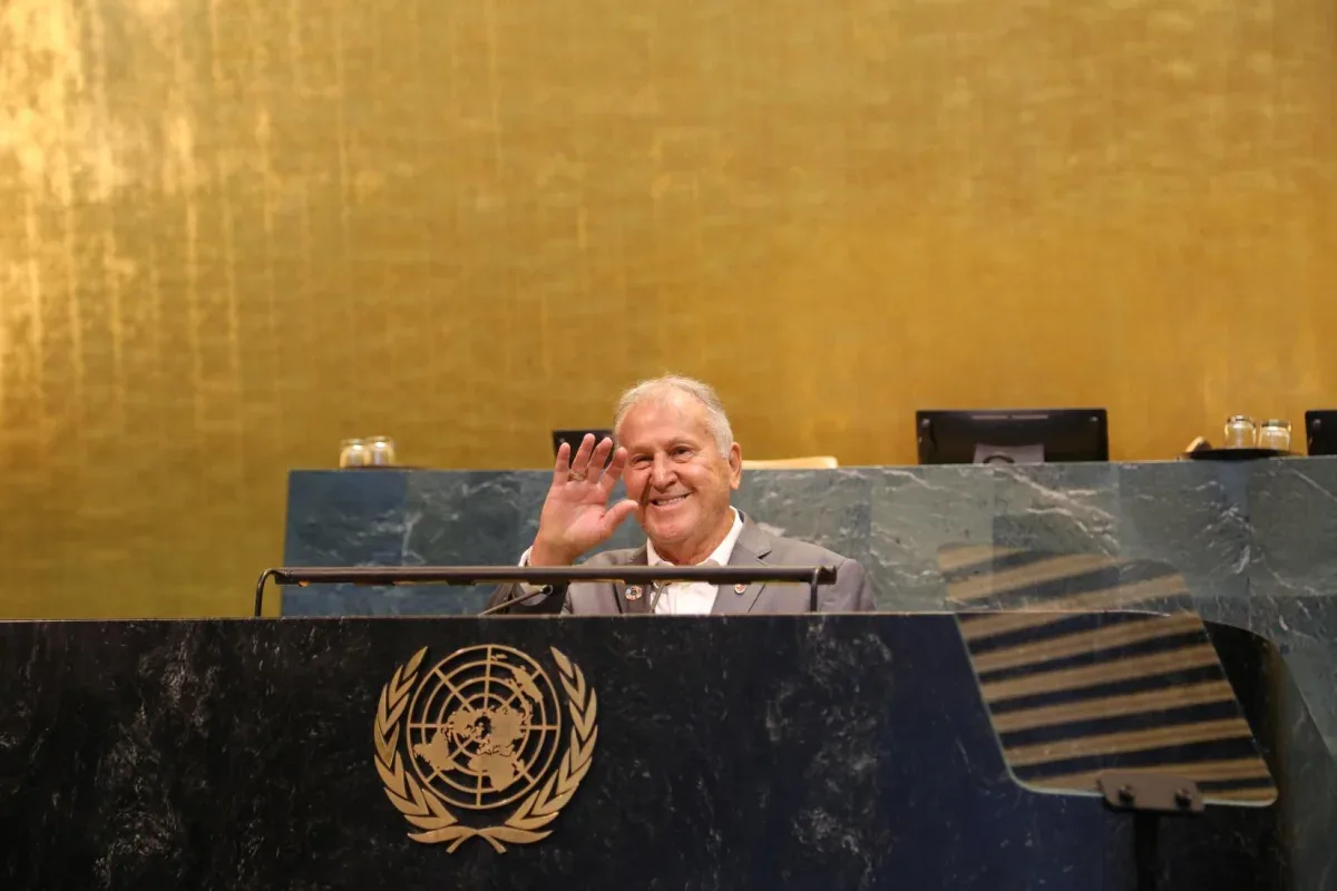 Zico no icônico pódio da Assembleia Geral das Nações Unidas, em 13 de abril de 2026. 