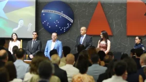 Representantes da área do direito, professores e outros profissionais são homenageados em Cacoal