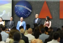 Representantes da área do direito, professores e outros profissionais são homenageados em Cacoal