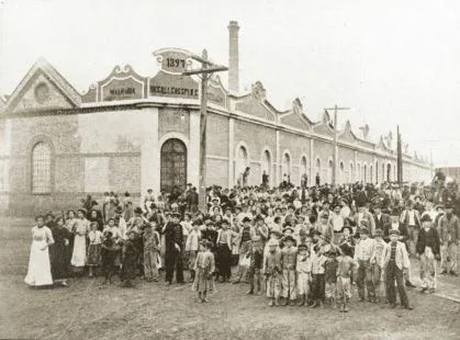 Operários em frente à indústria têxtil Cotonifício Crespi, em 1910, na capital paulista