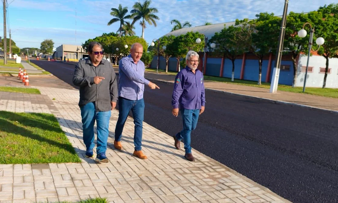 Com investimento histórico em infraestrutura, Ezequiel Neiva acompanha obras de microrrevestimento em Cerejeiras
