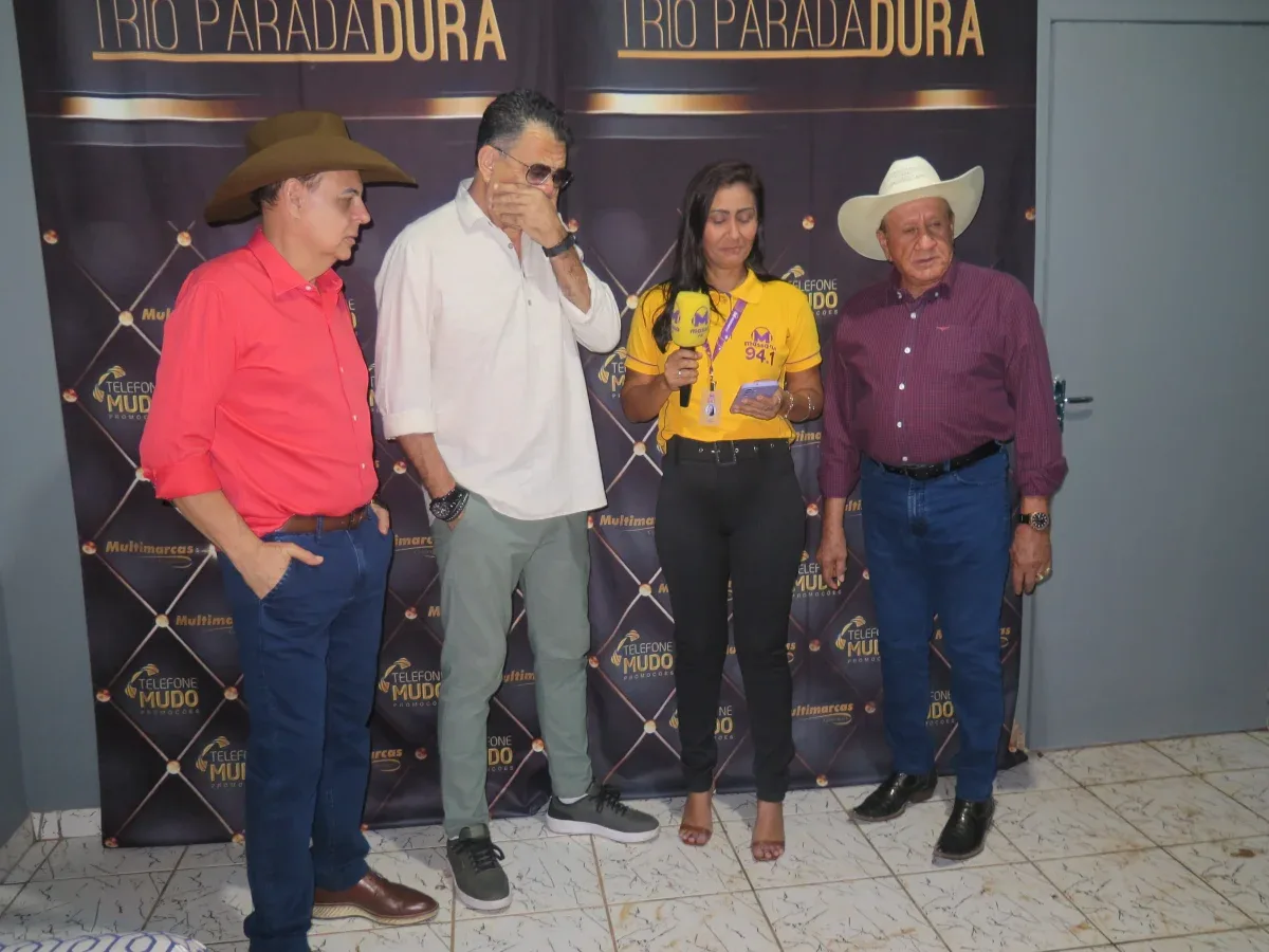 Cantores do Trio Parada Dura em ação