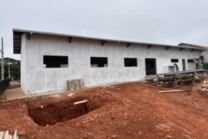 Ezequiel Neiva vistoria andamento de obra de refeitório na Escola Educandário Paulo Freire em Alto Alegre dos Parecis