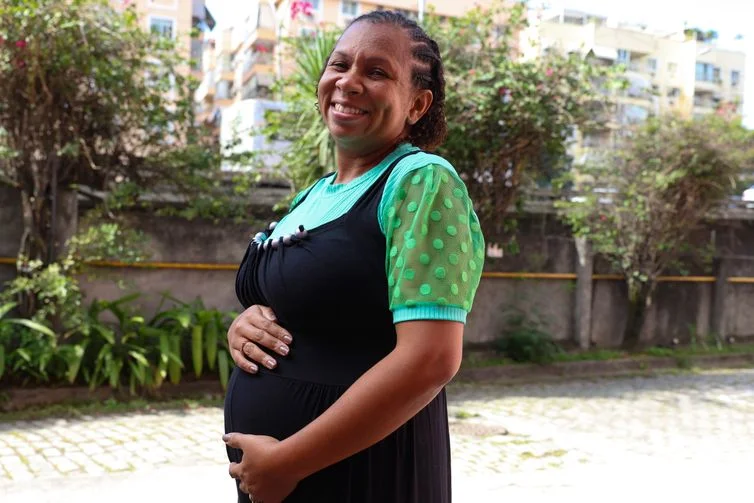Rio de Janeiro (RJ), 26/05/2026 – A grávida que faz tratamento na Maternidade Escola UFRJ, Fernanda Lopes de Almeida posa para foto na instituição, na zona sul do Rio de Janeiro. Foto: Tomaz Silva/Agência Brasil