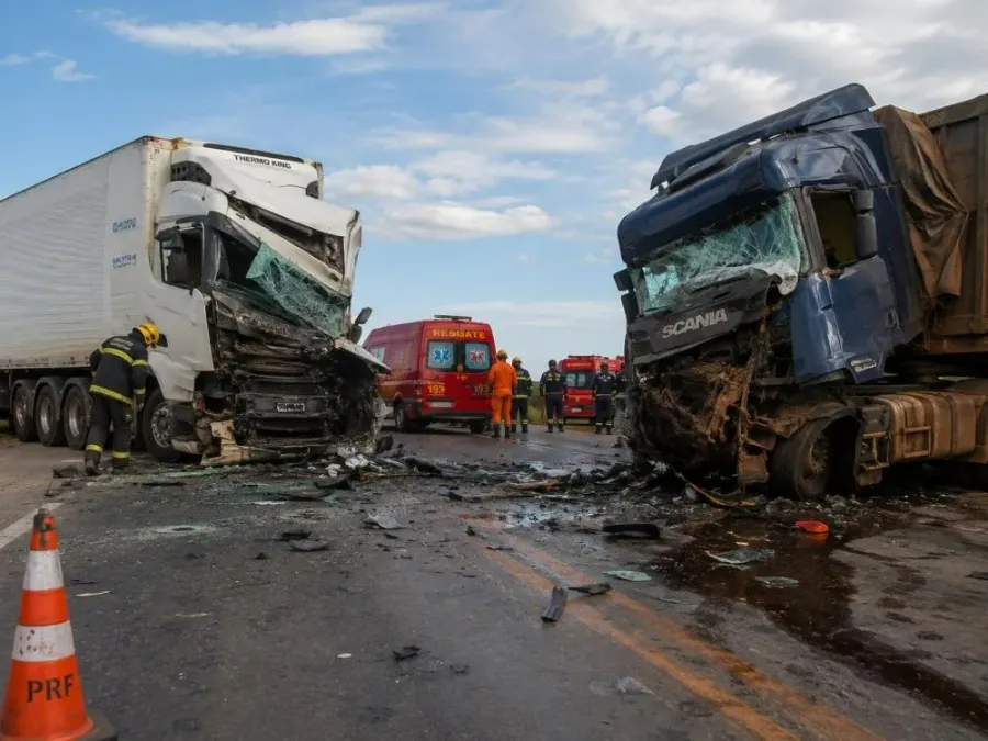 Motorista rondoniense morre após colisão frontal entre carretas em rodovia do Mato Grosso