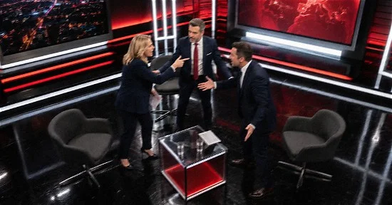 Um trecho da entrevista na TV é discutido durante o programa ao vivo
