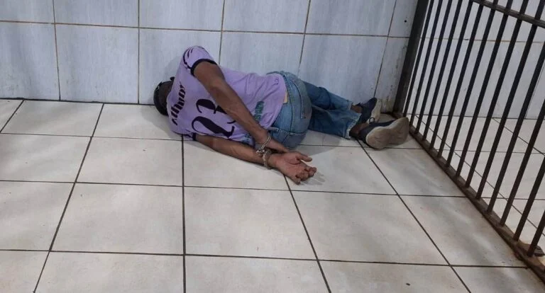 Homem com histórico criminal é contido por moradores após invadir residências, furtar objetos e agredir idosa em RO