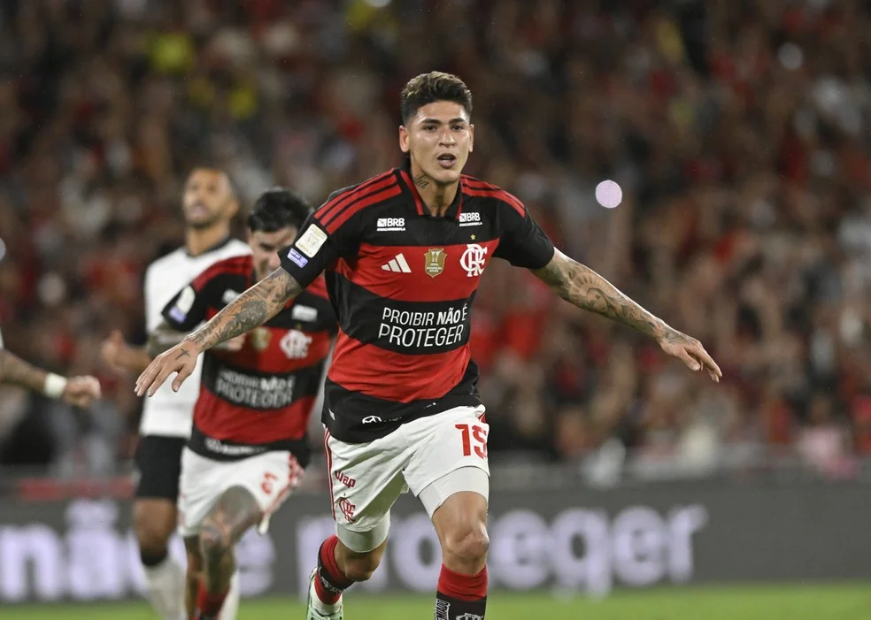 Carrascal comemora gol do Flamengo contra o Atlético-MG — Foto: André Durão