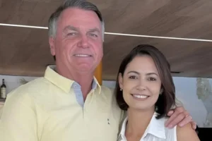 Michelle Bolsonaro desabafa sobre estado de saúde do esposo: "Tem prazo para acabar"
