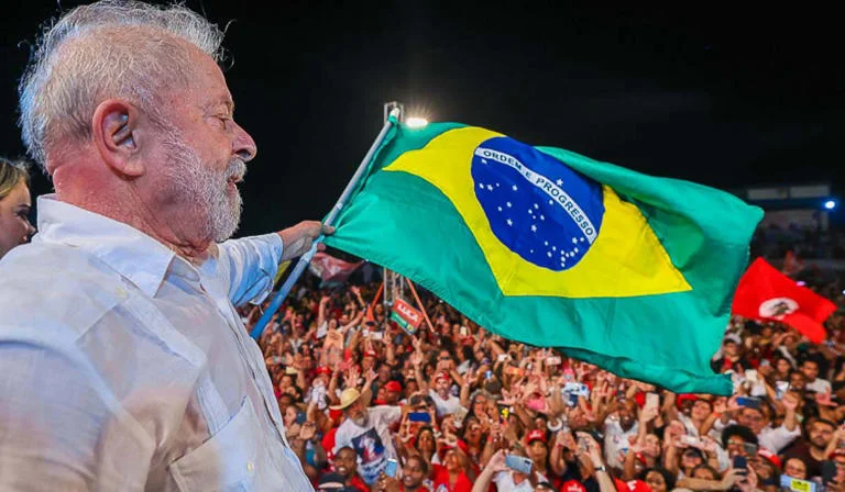 Mendonça toma decisão sobre post de Lula jogando a bandeira no chão