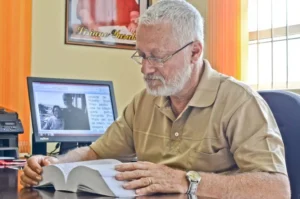Pesquisador vilhenense lança livro com homenagem a amizade pessoal e à história do município