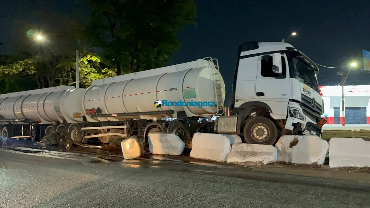 Caminhão-tanque destrói barreira de concreto na subida de viaduto da BR-364