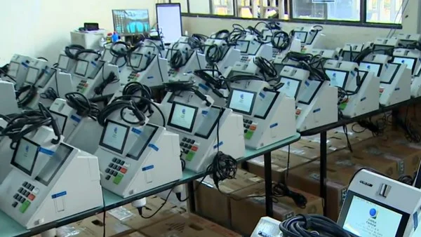 Urnas sendo preparadas para o 2º turno em São José dos Campos. — Foto: Reprodução/TV Vanguarda